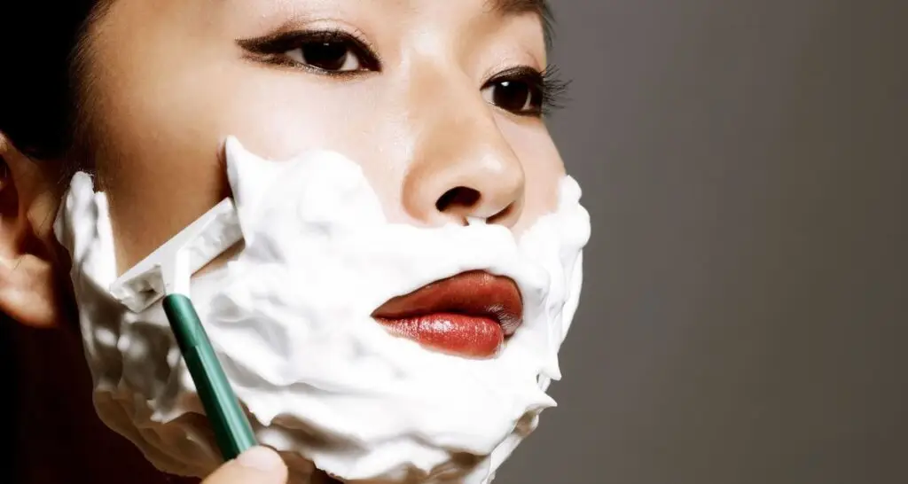 woman-shaving-face