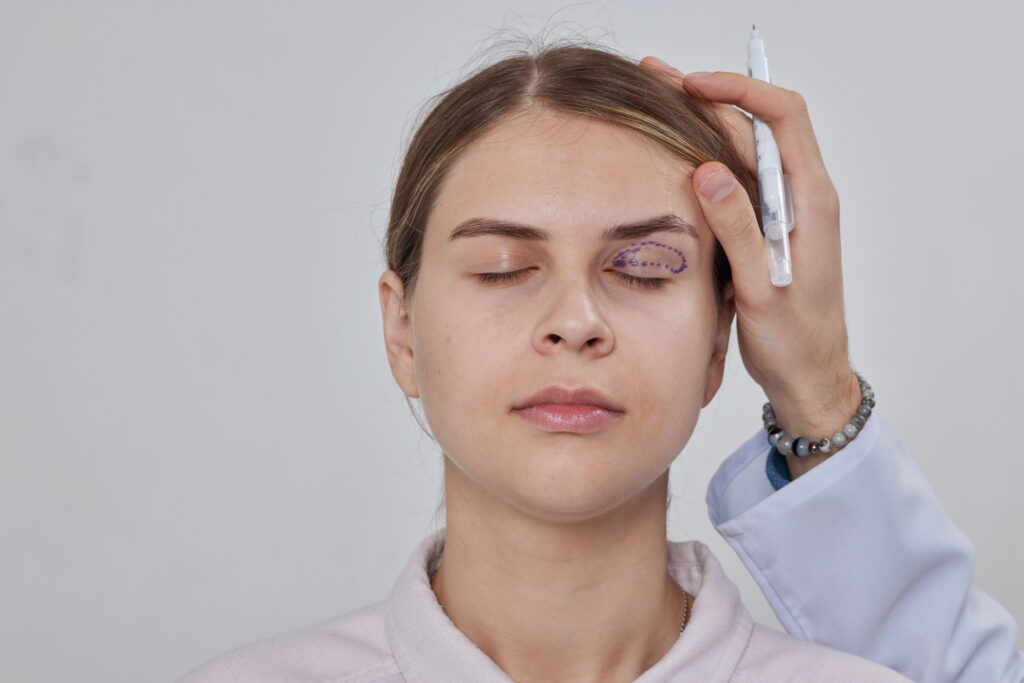 Plastic-surgeon-prepares-for-Blepharoplasty-2
